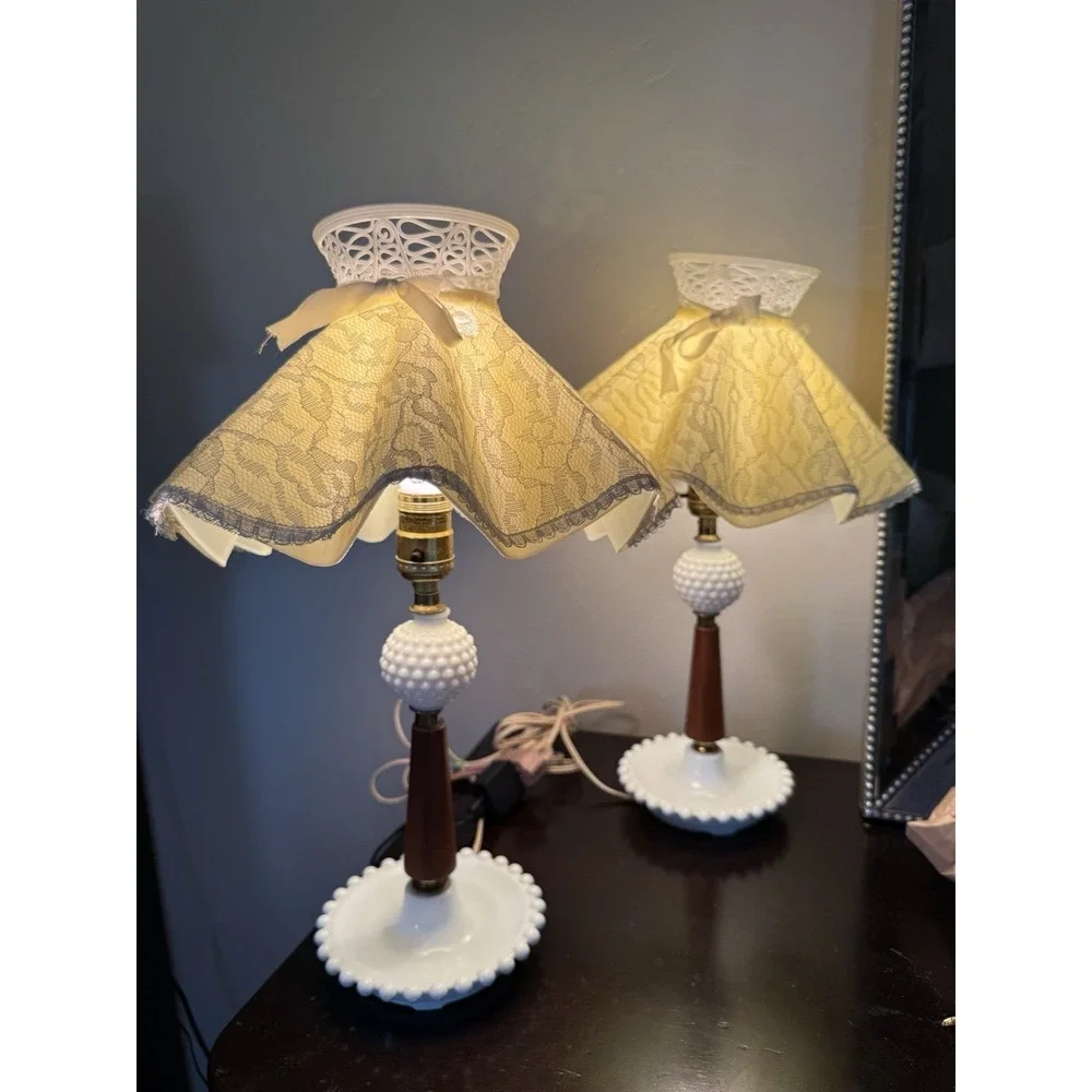 Vintage Table Lamp Pair Boudoir Hobnail White Lace Bedroom 1950s Cottagecore 17